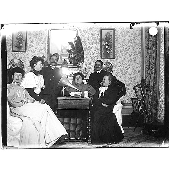 Giulio Pili - Cagliari, Gruppo di famiglia in un interno