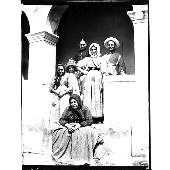 Giulio Pili - Campidano, Gruppo misto sotto un porticato