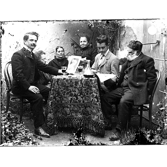 Giulio Pili - Dolianova, Gruppo misto in un cortile