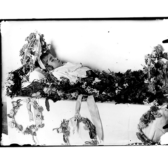 Giulio Pili - Luogo non individuato, Esposizione salma di bambina