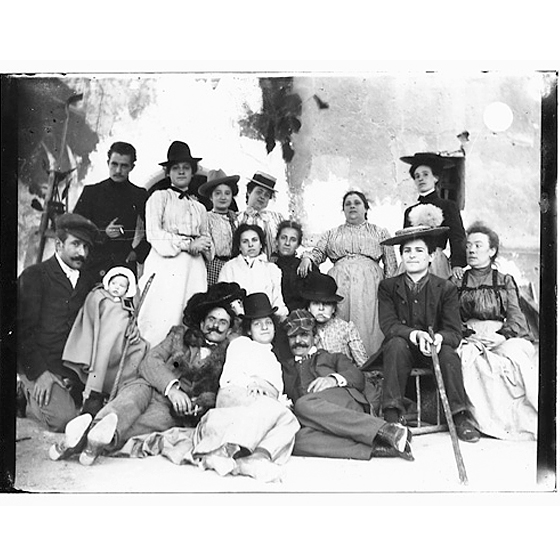 Giulio Pili - Luogo non individuato, Folto gruppo misto in esterno