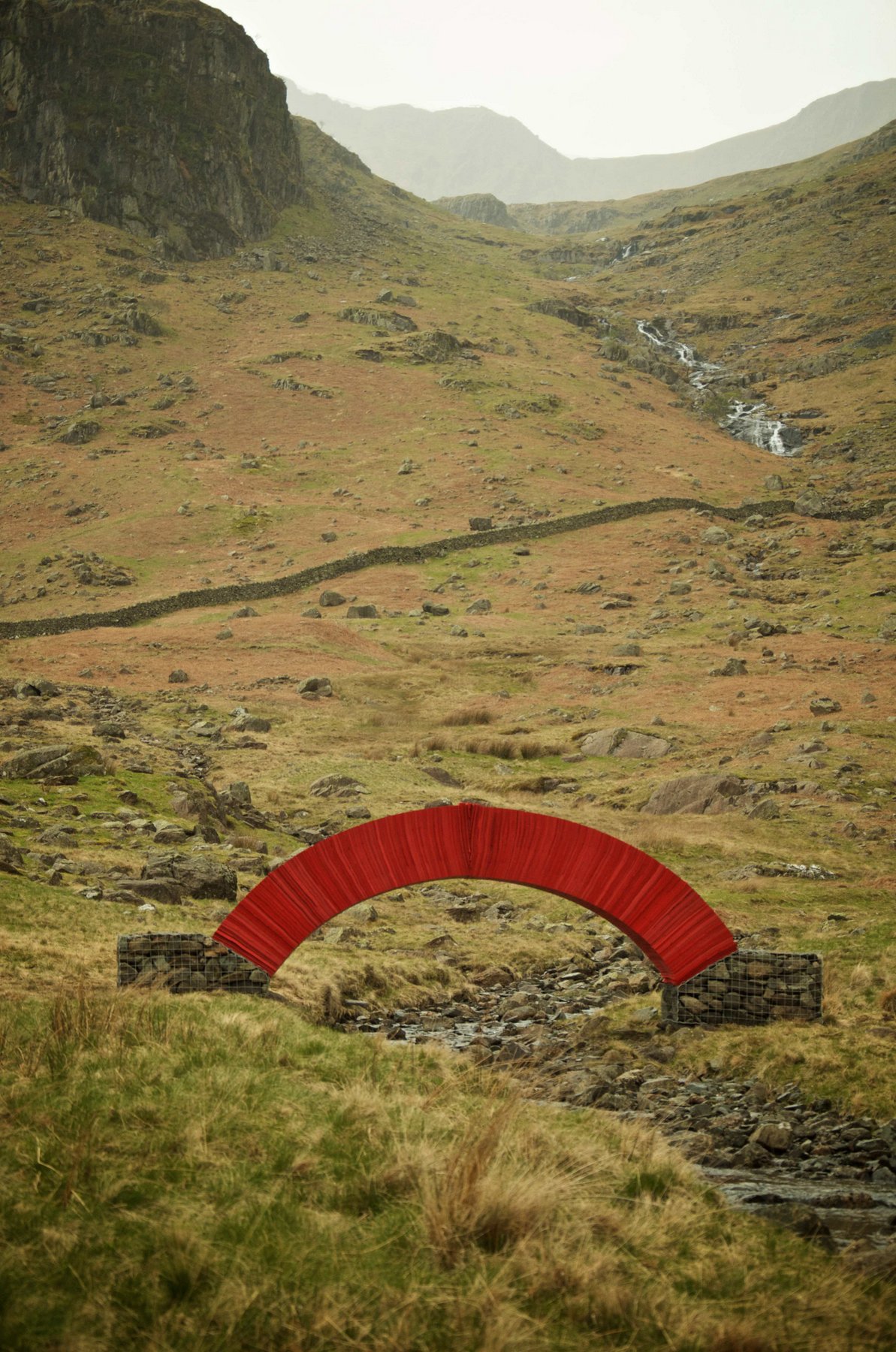 PaperBridge dell'artista inglese Steve Messam