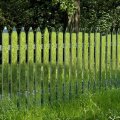 “Mirror Fence” (2003) dell’artista statunitense Alyson Shotz