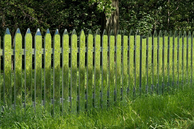 "Mirror Fence" (2003) dell'artista statunitense Alyson Shotz