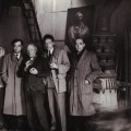 Pierre Reverdy, Picasso, Jean Cocteau e Brassaï nello studio di Picasso a rue des Grands Augustins, Parigi, 27 aprile 1944