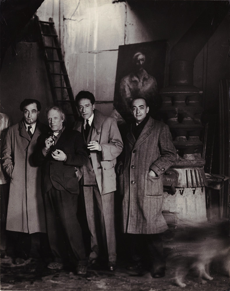 Pierre Reverdy, Picasso, Jean Cocteau e Brassaï nello studio di Picasso a rue des Grands Augustins, Parigi, 27 aprile 1944