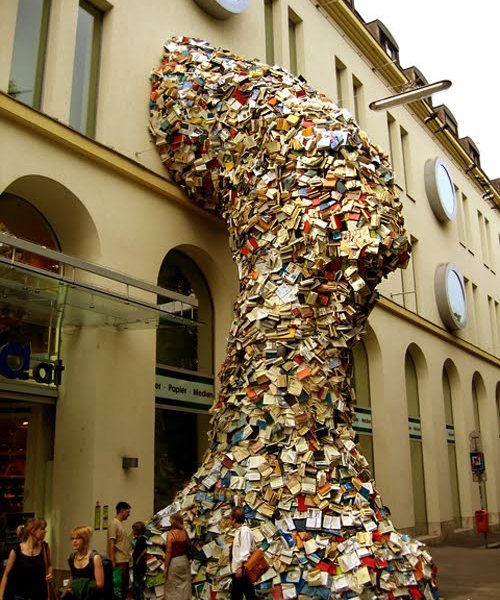 Sculture di libri dell'artista spagnola Alicia Martín