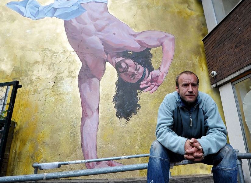 "Breakdancing Jesus" dell'artista inglese Cosmo Sarson