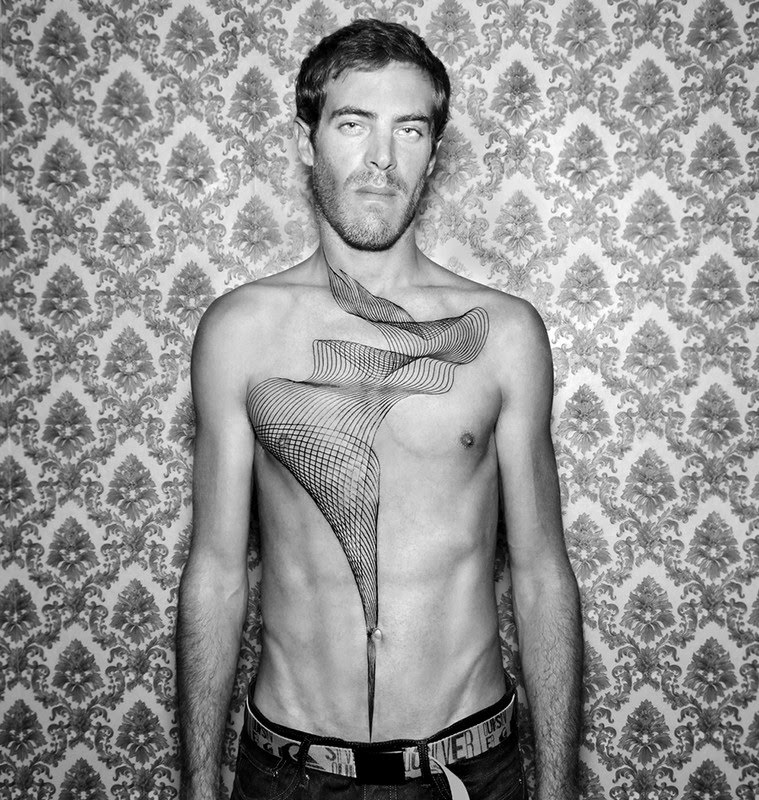 Tattoo dell'artista israeliano Chaim Machlev aka DotsToLines