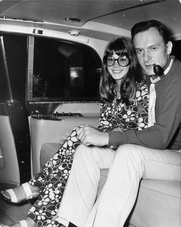Hugh Hefner con la fidanzata, Barbi Benton alla fine degli anni '60