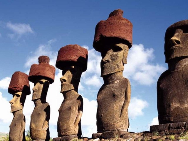 Isola di Pasqua - Moai con il caratteristico copricapo (pukao)