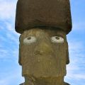 Isola di Pasqua – Moai di Ahu Tahai con il restauro del pukao (cappello) e degli occhi