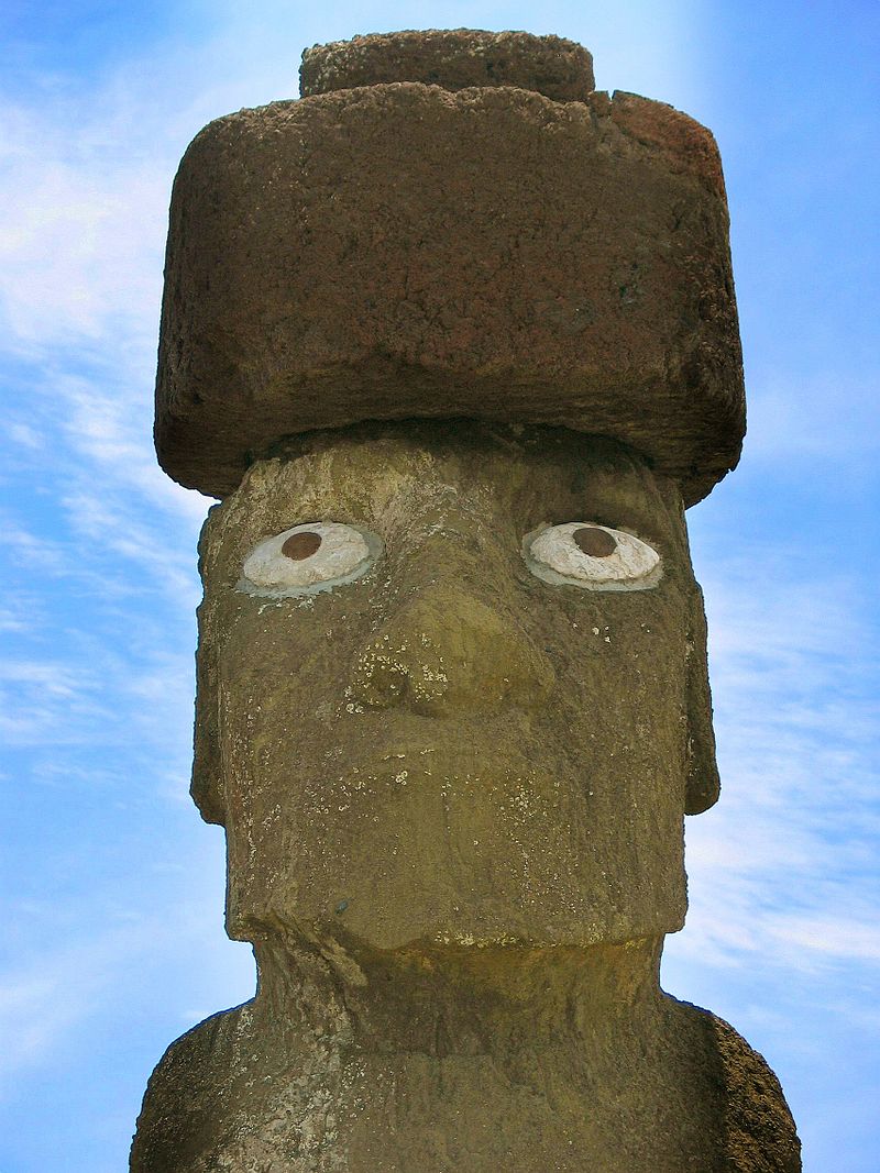 Isola di Pasqua - Moai di Ahu Tahai con il restauro del pukao (cappello) e degli occhi