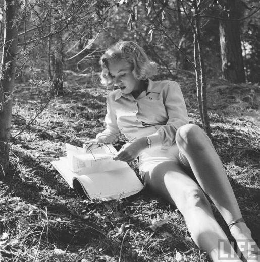 Marilyn Monroe legge un libro, 1950