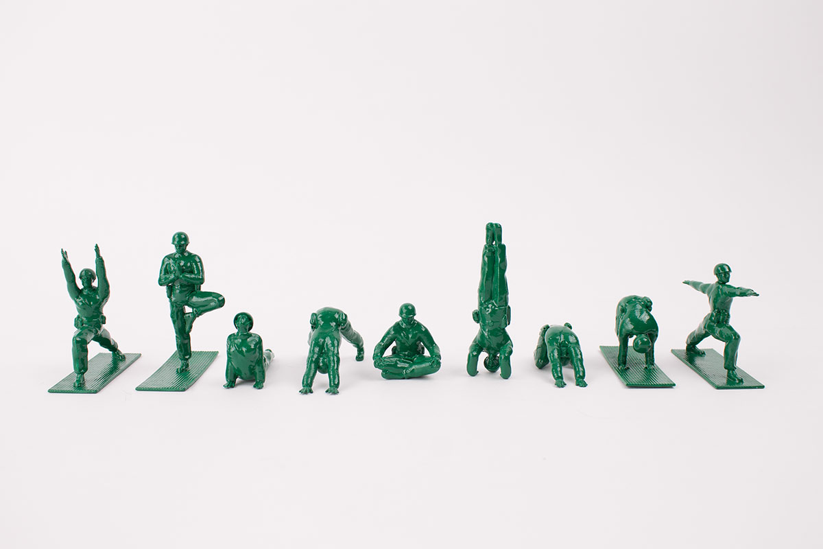 "Yoga Joes" dell'artista statunitense Dan Abramson