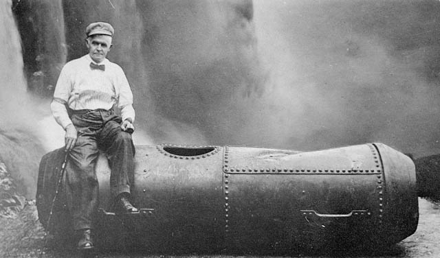 Cascate del Niagara - Bobby Leach con il bidone da lui usato nel tentativo del 1911