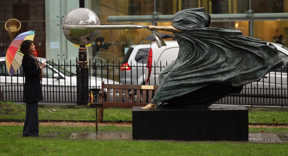 Lorenzo Quinn - "The force of nature II" esposta a Londra a Berkeley Square