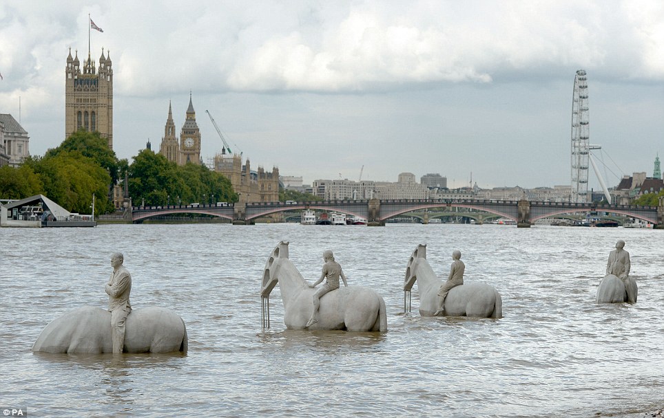 "The Rising Tide" di Jason deCaires Taylor - Le quattro statue spettrali saranno visibili solo due volte al giorno durante la bassa marea