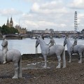 The Rising Tide di Jason deCaires Taylor – Le quattro statue spettrali saranno visibili solo due volte al giorno durante la bassa marea