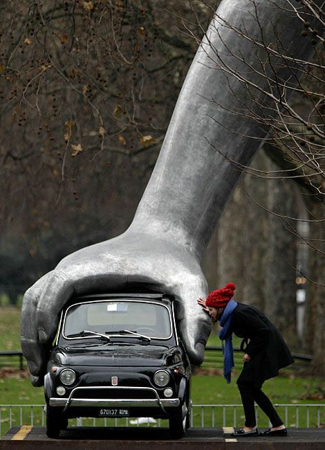 "Vroom Vroom" di Lorenzo Quinn a Londra (Park Lane)