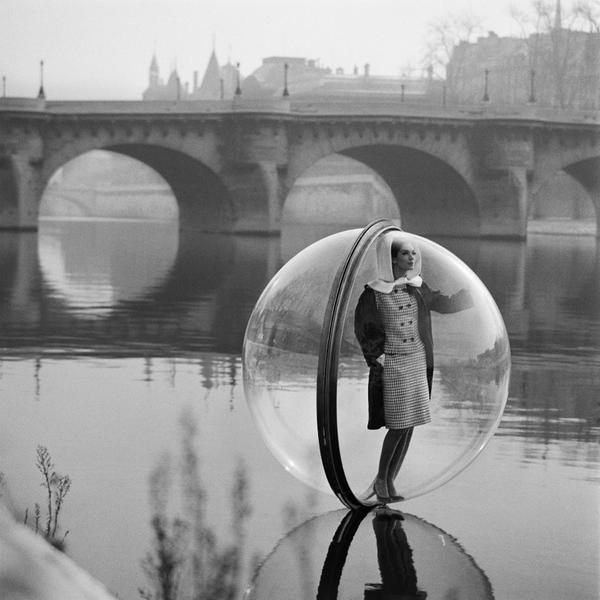 Girl in a bubble, 1963. Fotografia di Melvin Sokolsky