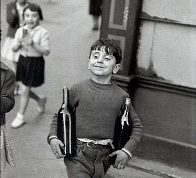 Little boy, Paris, 1954. Foto di Henri Cartier-Bresson