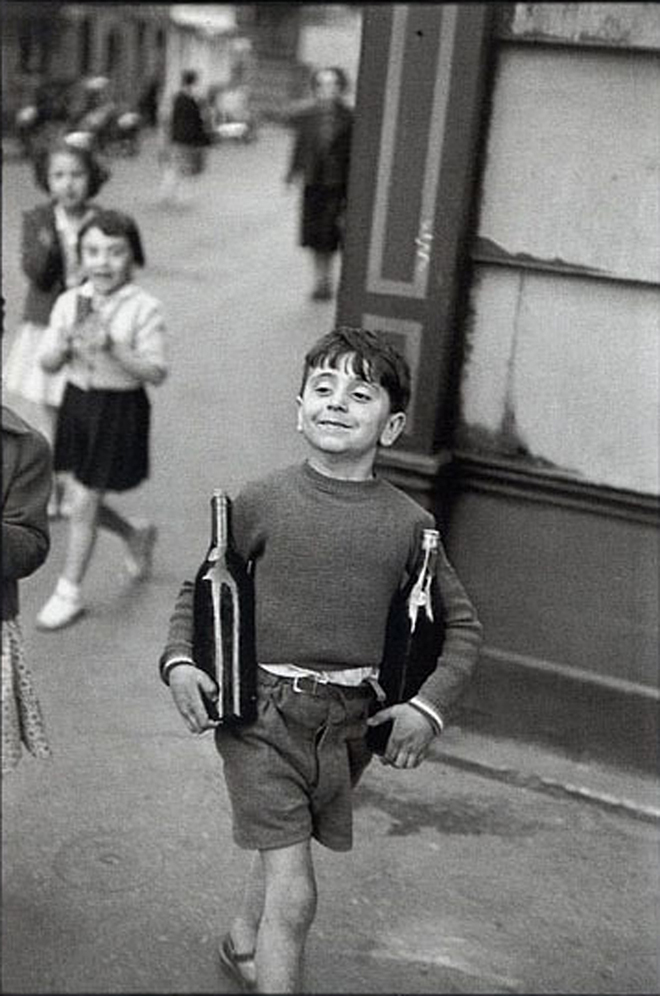 Little boy, Paris, 1954. Foto di Henri Cartier-Bresson