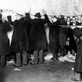 I giurati coroner guardano una rievocazione della Strage di San Valentino del 1929.  – Chicago Tribune historical photo
