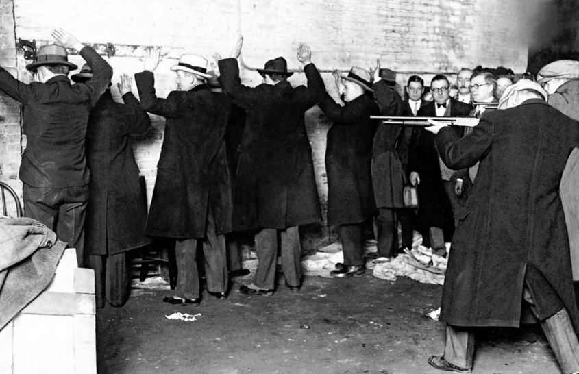I giurati coroner guardano una rievocazione della Strage di San Valentino del 1929. - Chicago Tribune historical photo