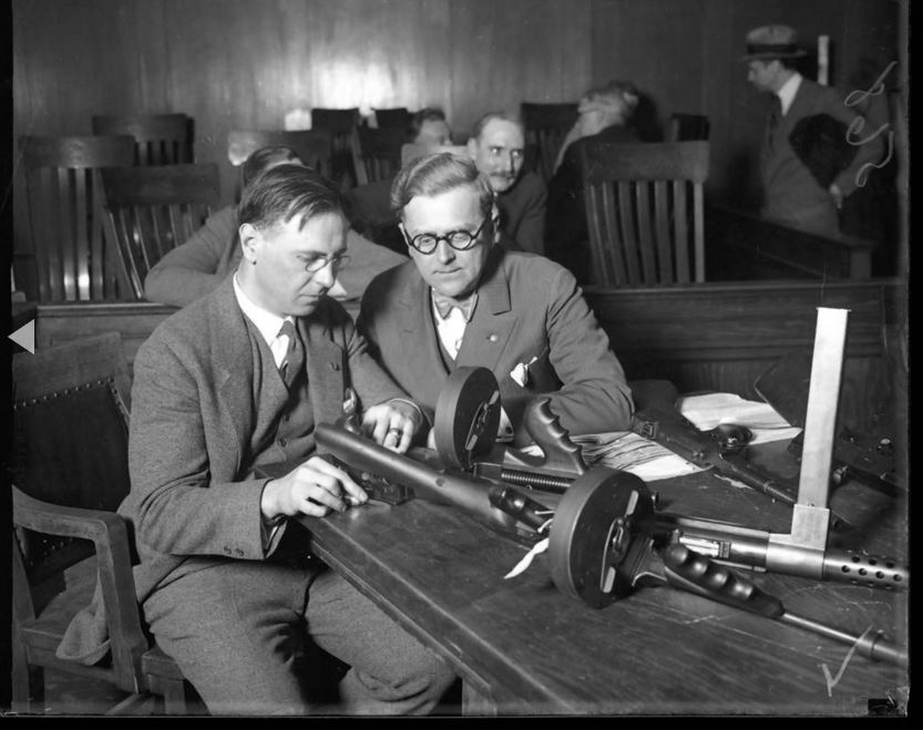 Il 19 aprile 1929, il coroner Herman N. Bundesen, a destra, e il tenente colonnello CH Goddard guardano le mitragliatrici ritenute responsabili della Strage di San Valentino. - Chicago Tribune historical photo