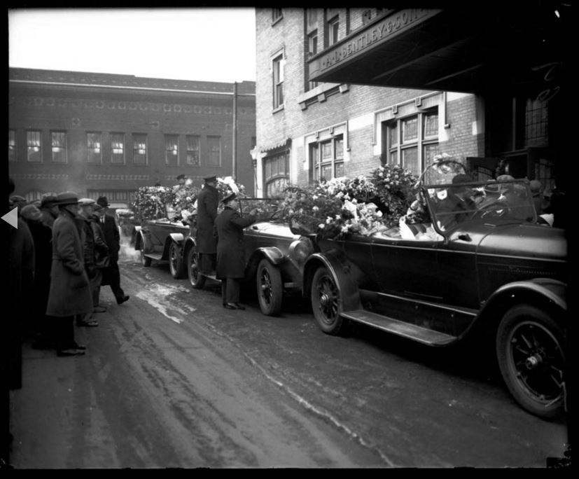 Il funerale dei fratelli gangster Frank e Peter Gusenberg si è tenuto il 18 Febbraio 1929, era pieno di composizioni floreali, tra cui un cuore che si ritiene essere stato inviato dal capobanda George "Bugs" Moran. I fratelli sono stati i leader nel nella banda di Moran. - Chicago Tribune historical photo