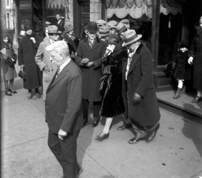 La signora Giuseppina Schwimmer (con il fazzoletto), la madre del dottor Reinhardt Schwimmer, lascia la cappella al funerale di suo figlio il 18 febbraio 1929. Schwimmer, un oculista con un complesso da teppista, è stato uno dei sette uomini uccisi durante la Strage di San Valentino il 14 febbraio 1929. - Chicago Tribune historical photo