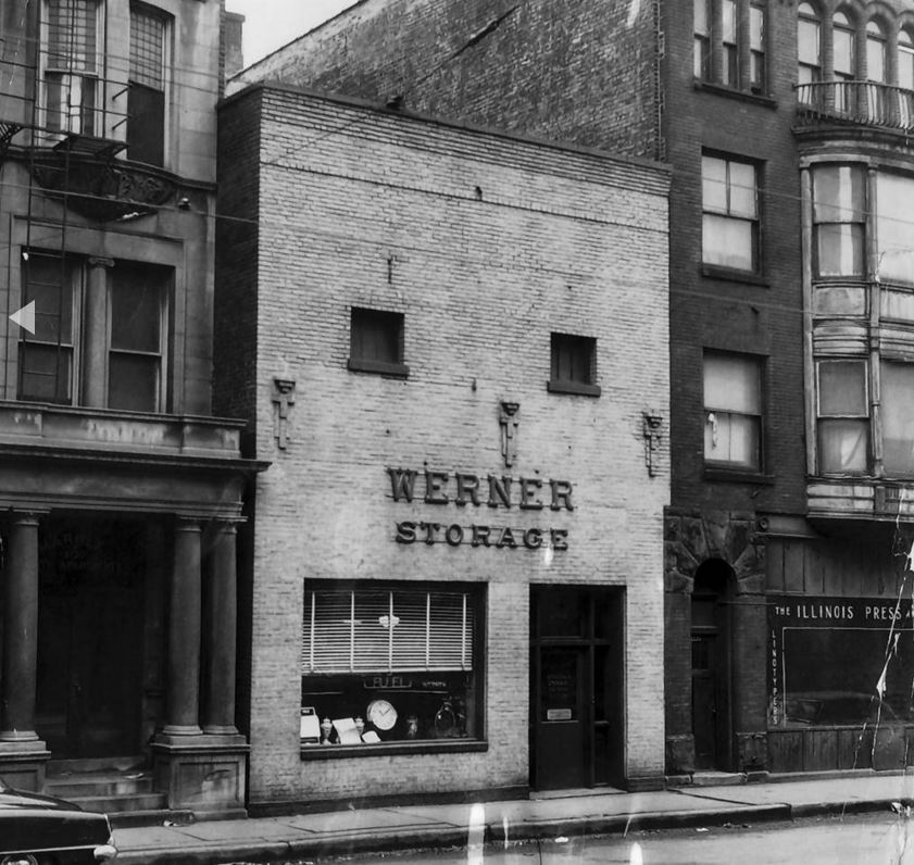 L'edificio della Werner Storage Company si trova a 2122 N. Clark St., mostrato qui nel 1953, è la scena della Strage di San Valentino il 14 febbraio 1929. L'edificio è stato abbattuto nel dicembre 1967. - Chicago Tribune historical photo