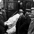 Il corpo di una delle sette vittime è posto in un’ambulanza col medico legale Herman N. Bundesen, al centro. – Chicago Tribune historical photo