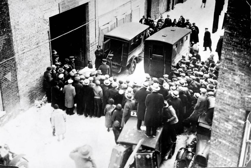 La folla si raduna nel vicolo dietro 2122 N. Clark St., mentre la polizia rimuove le vittime della strage del giorno di San Valentino. - Chicago Tribune historical photo