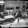 La folla fuori dal garage Clark Street, di proprietà di George “Bugs” Moran, dove ha avuto luogo la strage di San Valentino il 14 febbraio, 1929. – Chicago Tribune historical photo