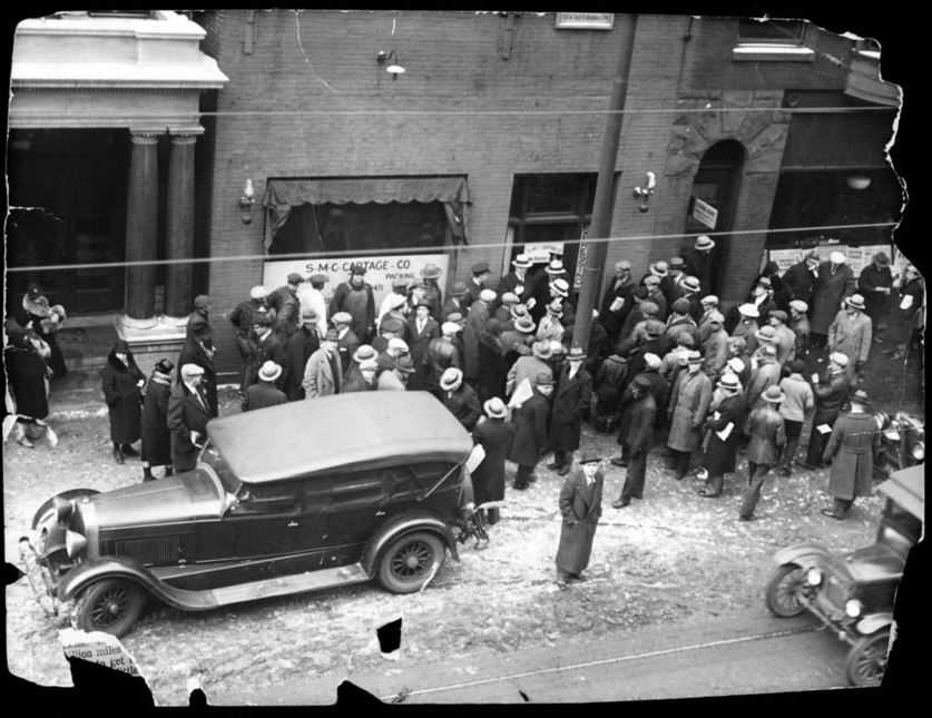 La folla fuori dal garage Clark Street, di proprietà di George "Bugs" Moran, dove ha avuto luogo la strage di San Valentino il 14 febbraio, 1929. - Chicago Tribune historical photo