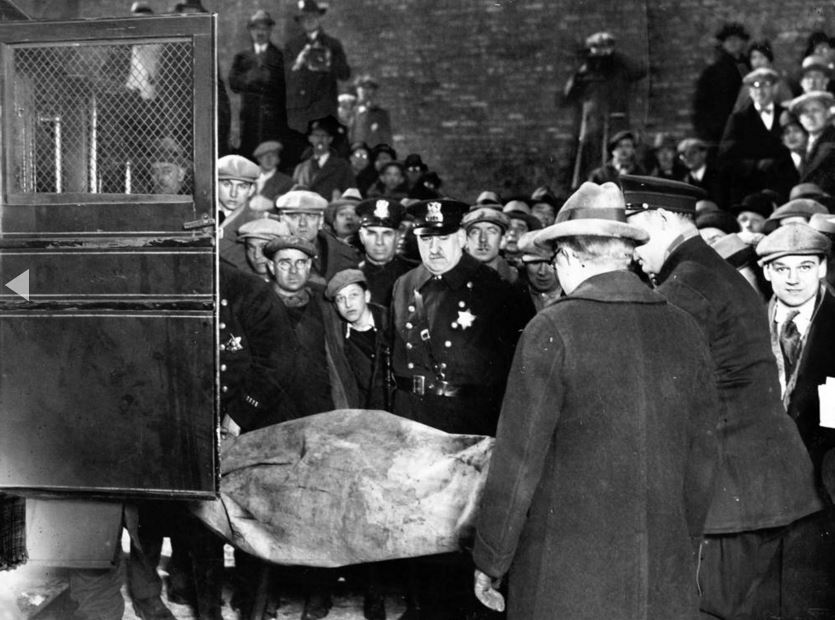 Curiosi e amici e famiglie sulla scena della strage di San Valentino per identificare le vittime. - Chicago Tribune historical photo