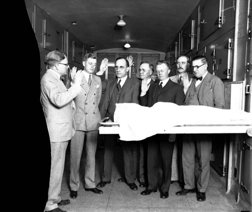 Il giuramento dei coroner, guidati dal Coroner Herman N. Bundesen, a sinistra, durante l'inchiesta per la strage di San Valentino il 15 febbraio 1929. Il medico legale ha detto che sono stati trovati in ciascuno dei sette corpi dai 20 ai 25 proiettili. - Chicago Tribune historical photo