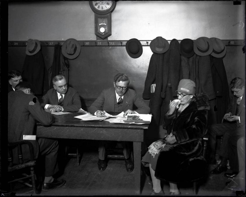 La signora Giuseppina Schwimmer, la madre del ventinovenne assassinato Dr. Reinhardt Schwimmer, a un'inchiesta per la Strage di San Valentino il 15 febbraio, 1929 alla stazione di polizia di Hudson Avenue a Chicago. Dr. Reinhardt Schwimmer è stato l'unico dei sette uomini uccisi, che non faceva parte della banda di George "Bugs" Moran. Il Chicago Tribune ha osservato che Schwimmer era un oculista con un complesso da teppista, per cui amava associarsi ai gangster. - Chicago Tribune historical photo