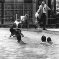James Brock versa acido nella piscina – Fotografia di Horace Cort