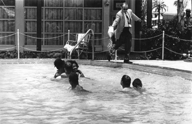 James Brock versa acido nella piscina - Fotografia di Horace Cort