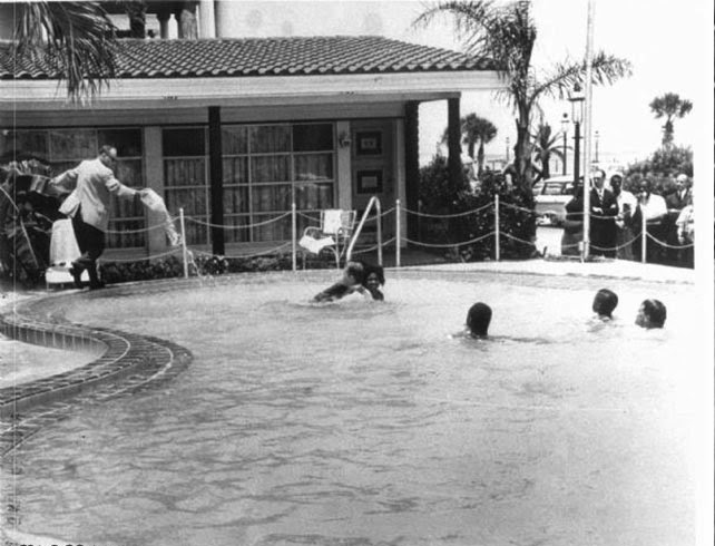 James Brock versa acido nella piscina