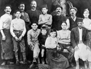 Albert Camus al centro a sette anni