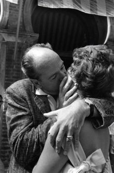 Un mondo di baci by Mario De Biasi