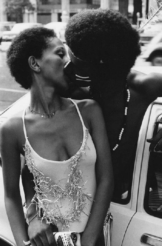 Un mondo di baci by Mario De Biasi