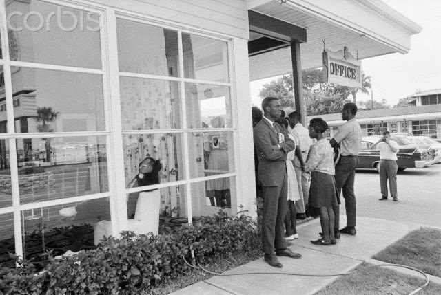 Jimmy Brock siede nel suo ufficio presso il Monson Motor Lodge e attende l'arrivo di polizia dopo aver bloccato le porte del suo ristorante