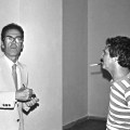 Ugo Ugo e Tonino Casula all’inaugurazione della mostra Immagini Sonore alla Galleria comunale di Cagliari. Foto Enrico Corte, 1981