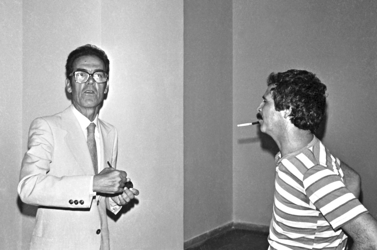 Ugo Ugo e Tonino Casula all'inaugurazione della mostra Immagini Sonore alla Galleria comunale di Cagliari. Foto Enrico Corte, 1981