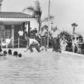 Un agente di polizia fuori servizio si getta in piscina per combattere con i rabbini presso la piscina del Monson Motor Lodge, 18 giugno 1964